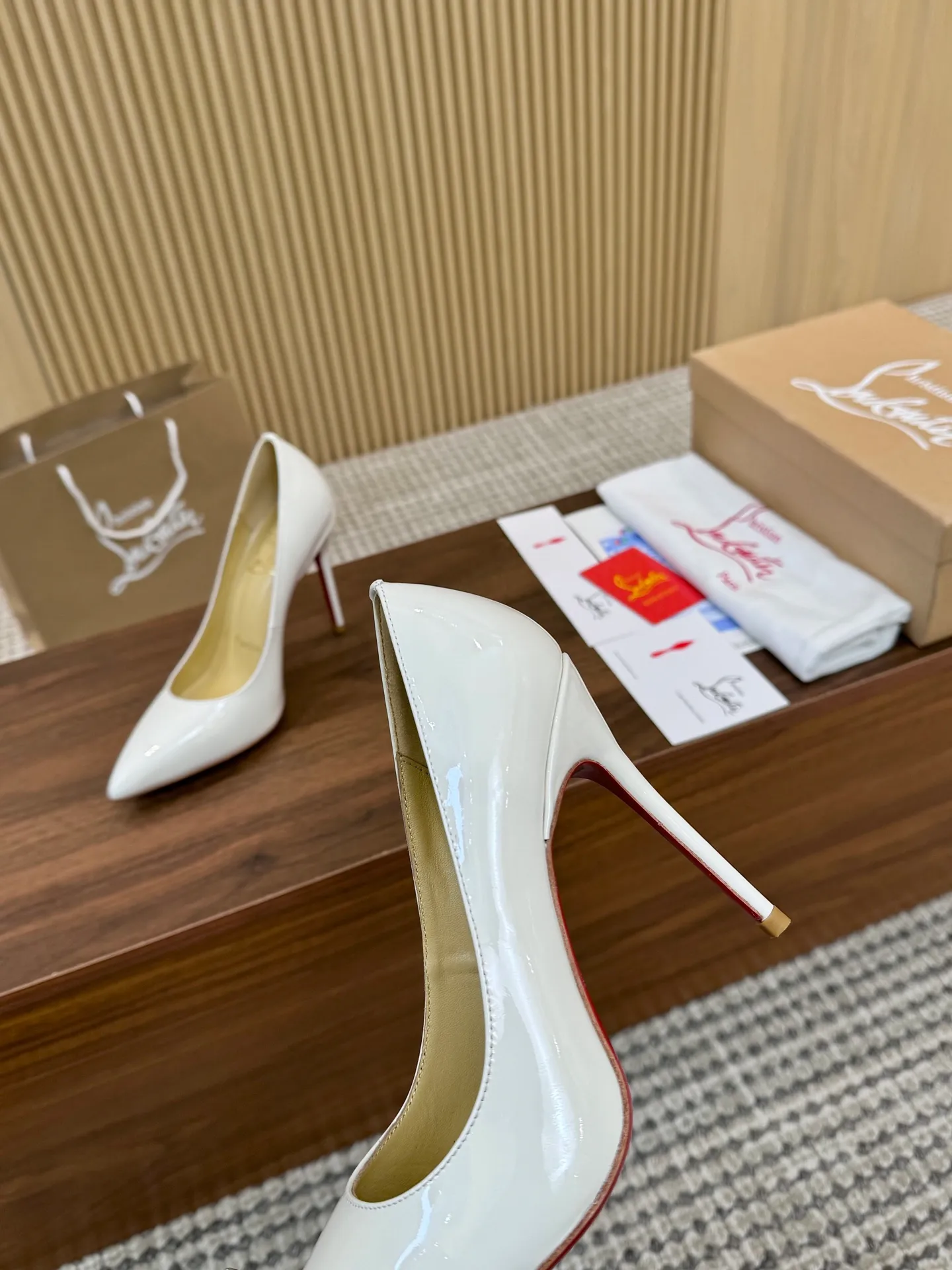 👟👟Ex-factory price 440👟👟 Genuine leather sole +40 Year-round shipment💝Christian Louboutin CL👠 Classic "💎Cow Patent Leather💎Series" noble and luxurious, real blingbling✨ Real materials, all customized by the pattern maker, and the materials are made of original customized materials, achieving the taste of the original 6 color options💍 Upper: Imported 👉Cow patent leather💪 Lining: Sheepskin foot pad/lining Size: 34-40.41.42 Heel height: 10.5cm and 8.5cm two options Leather sole Rubber sole
